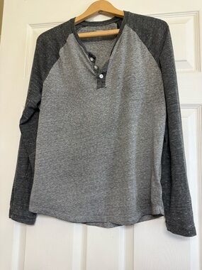 Old Navy Men's Long Sleeve Henley Raglan Shirt in Light Gray and Charcoal